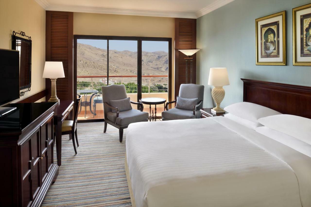 Dead Sea Marriott Resort & Spa Sweimeh Exterior foto A guest room at the Hilton Dead Sea